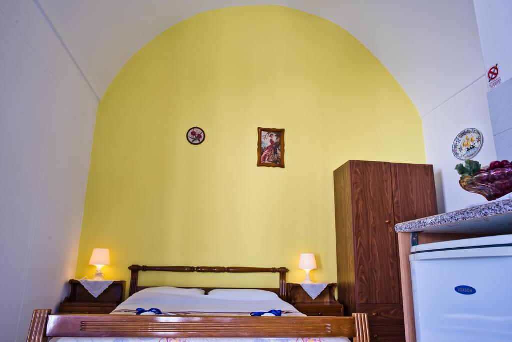 Studio Maria Kafouros Perissa (Santorini)