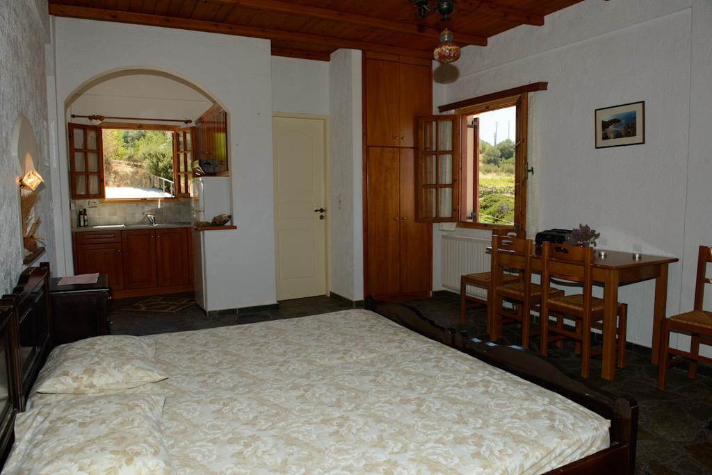 Niriides Studios Armenistis (Ikaria)