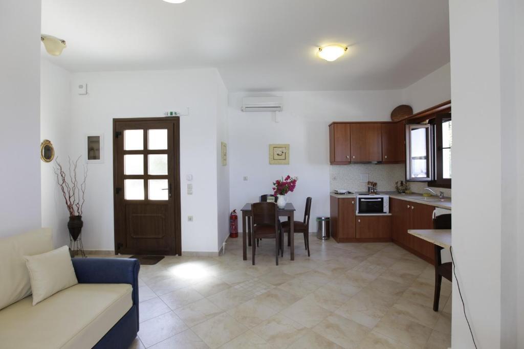 Aparthotel Platanaki 3*
