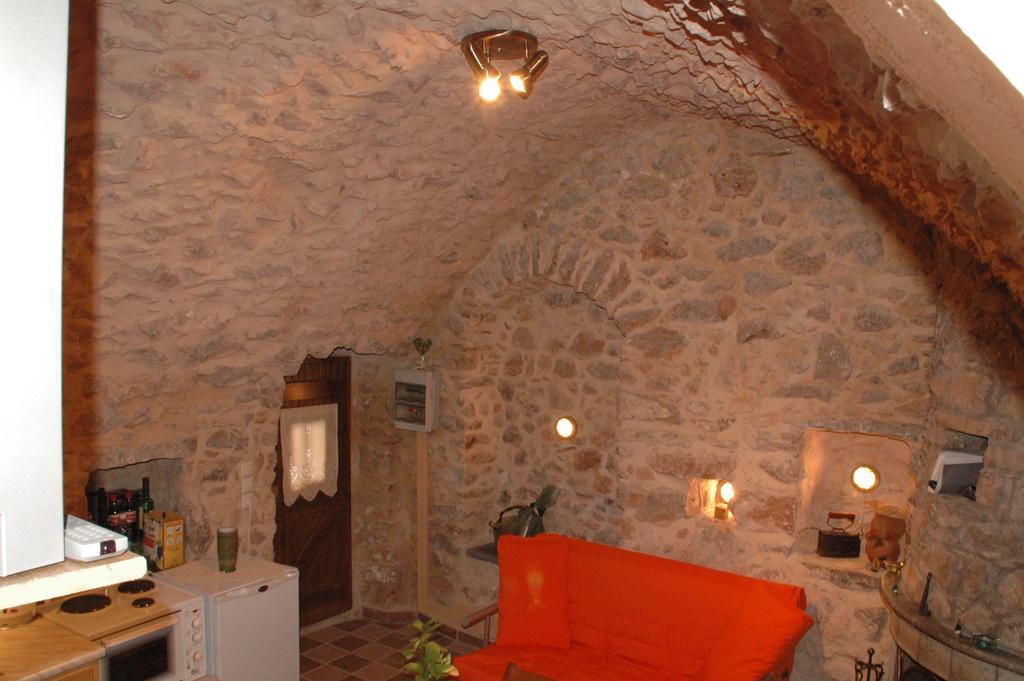 Stoneapartments, γ κωσταλοσ και σια οε