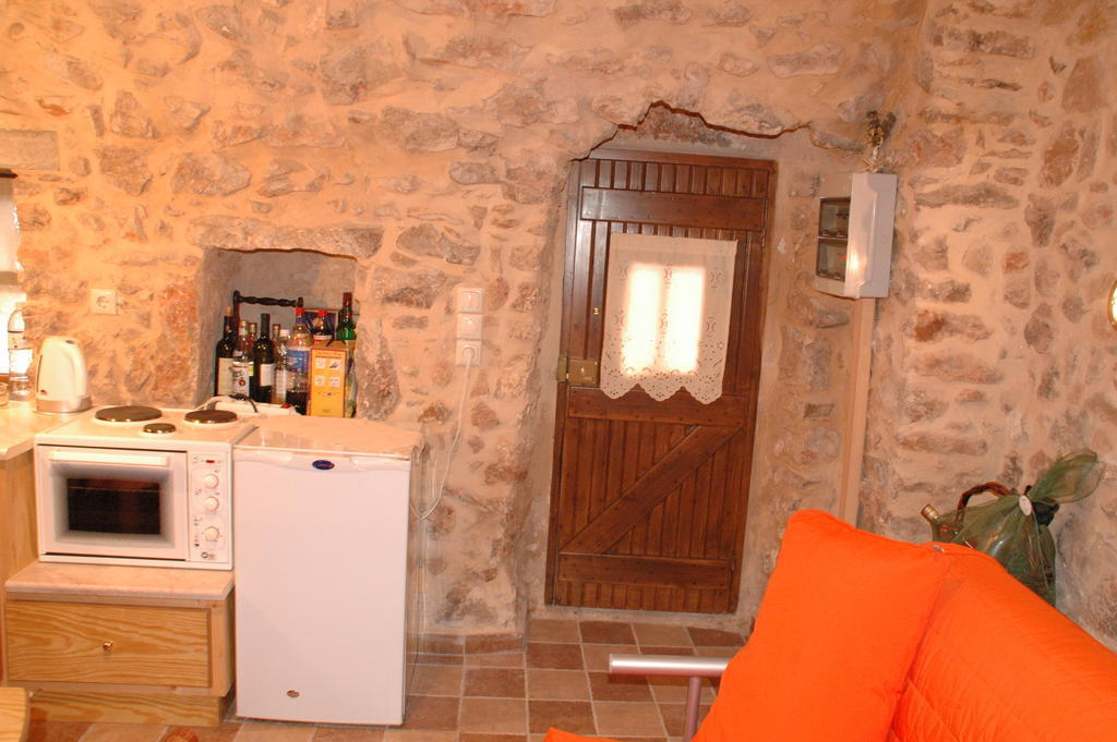Stoneapartments, γ κωσταλοσ και σια οε Avgonima