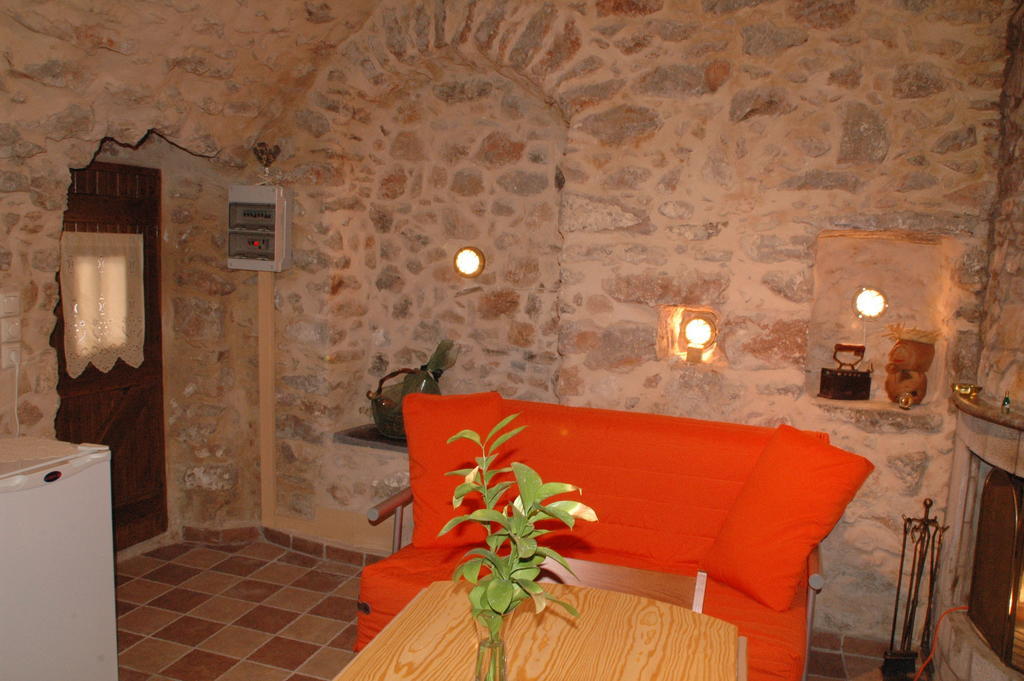 Stoneapartments, γ κωσταλοσ και σια οε