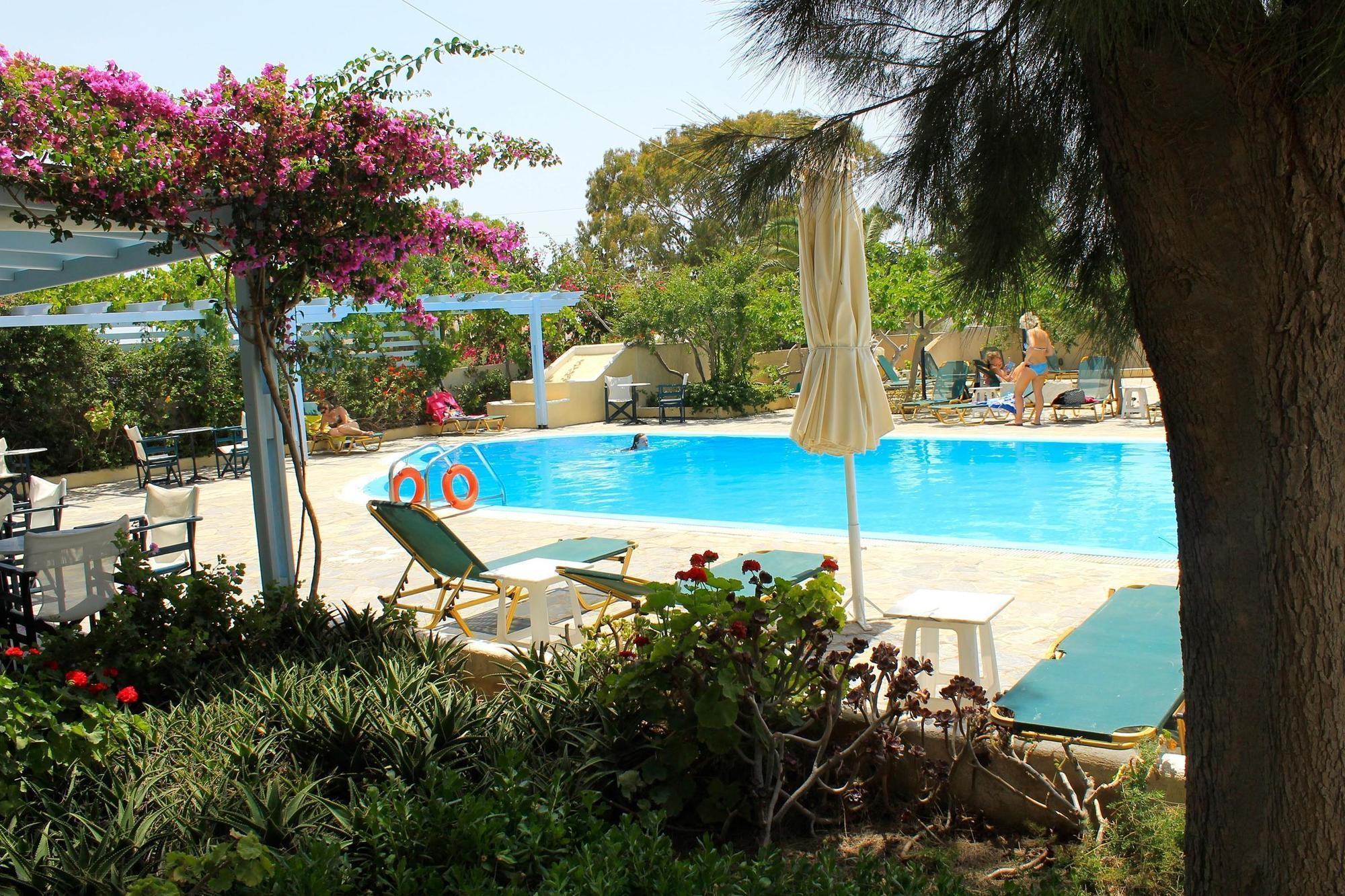 Hotel Alia Kamari (Santorini)