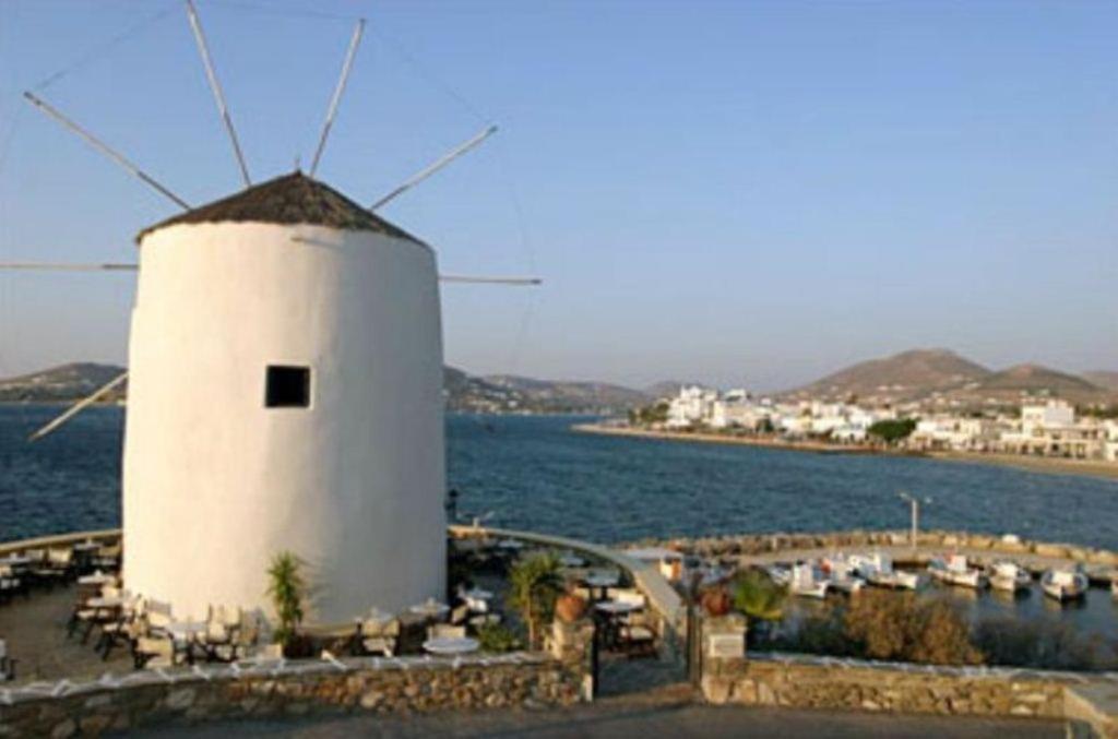 Pavlis & * Parikia (Paros)