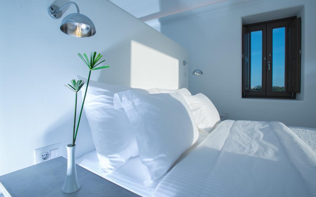 Azar Luxury Villas & Villa Imerovigli (Santorini)