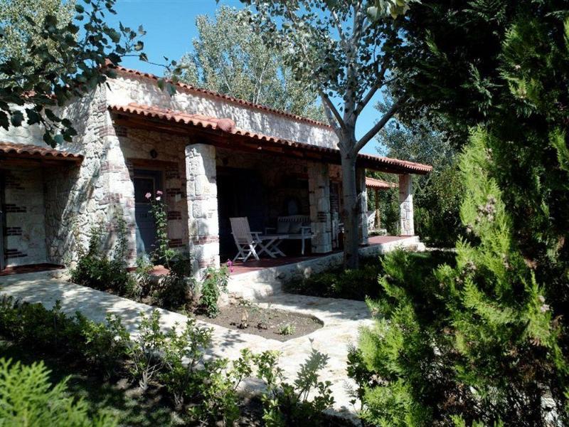 Petrino Eco Village Hotel 4*