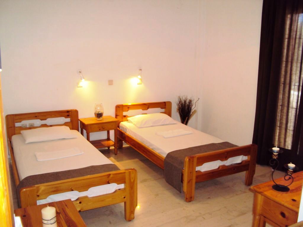 Privee Santorini 2*