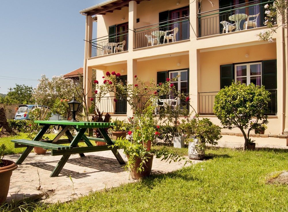 Maria's Aparthotel *