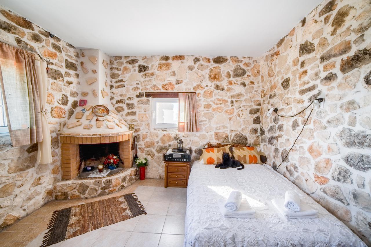 Lithahiro Stone House *