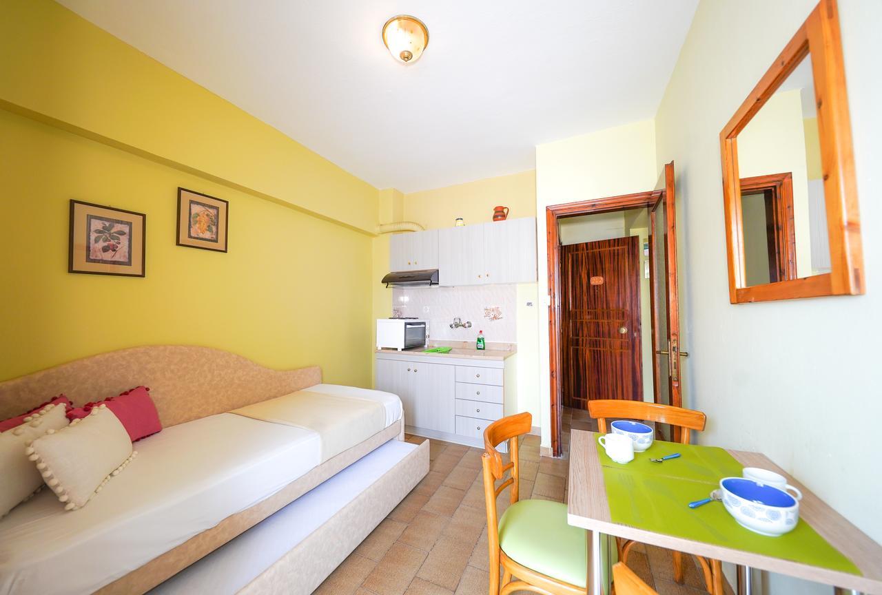 Dionisos Palms * Paralia Dionysiou