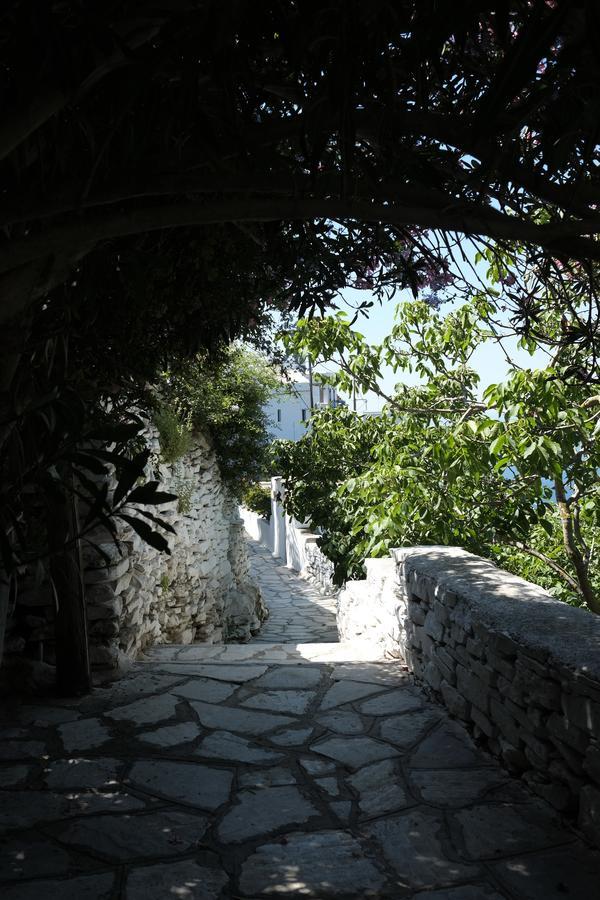 Living Theros Luxury Kardhiani