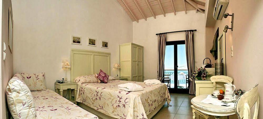Clara 3* Petra (Lesbos)