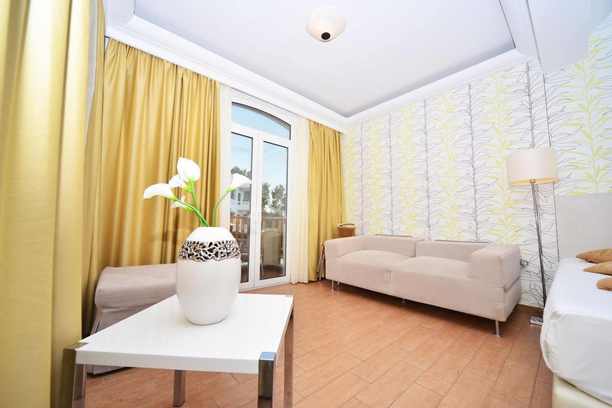 Apartment Bay *