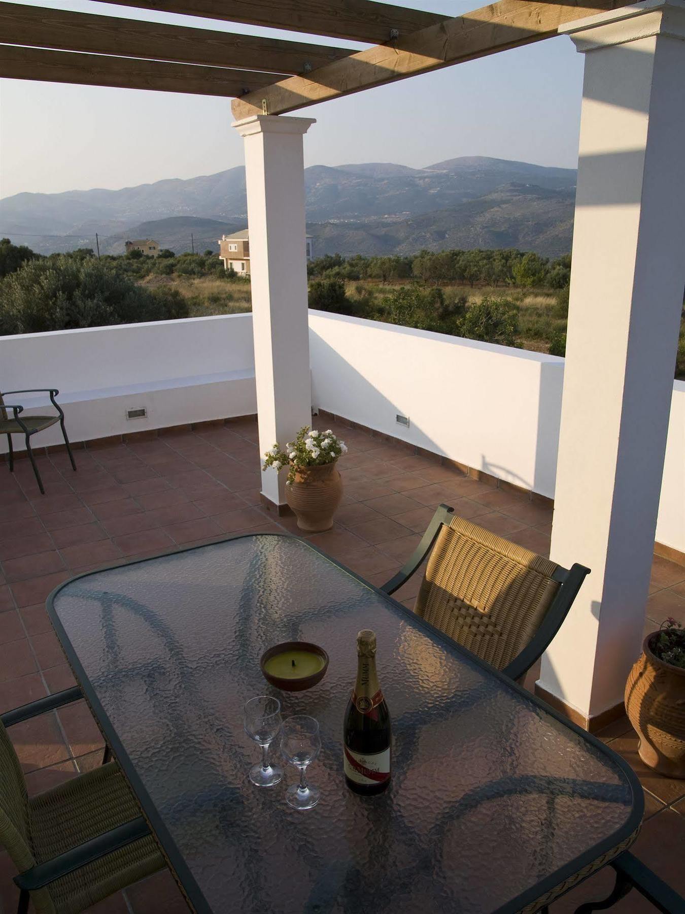 Apartment Moschona Lakithra