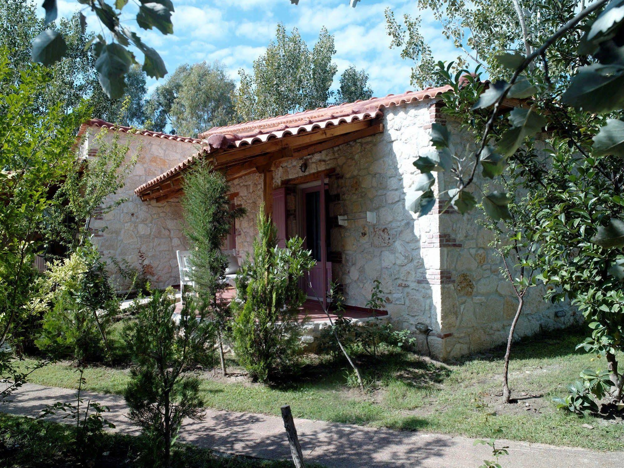 Petrino Eco Village Hotel 4*