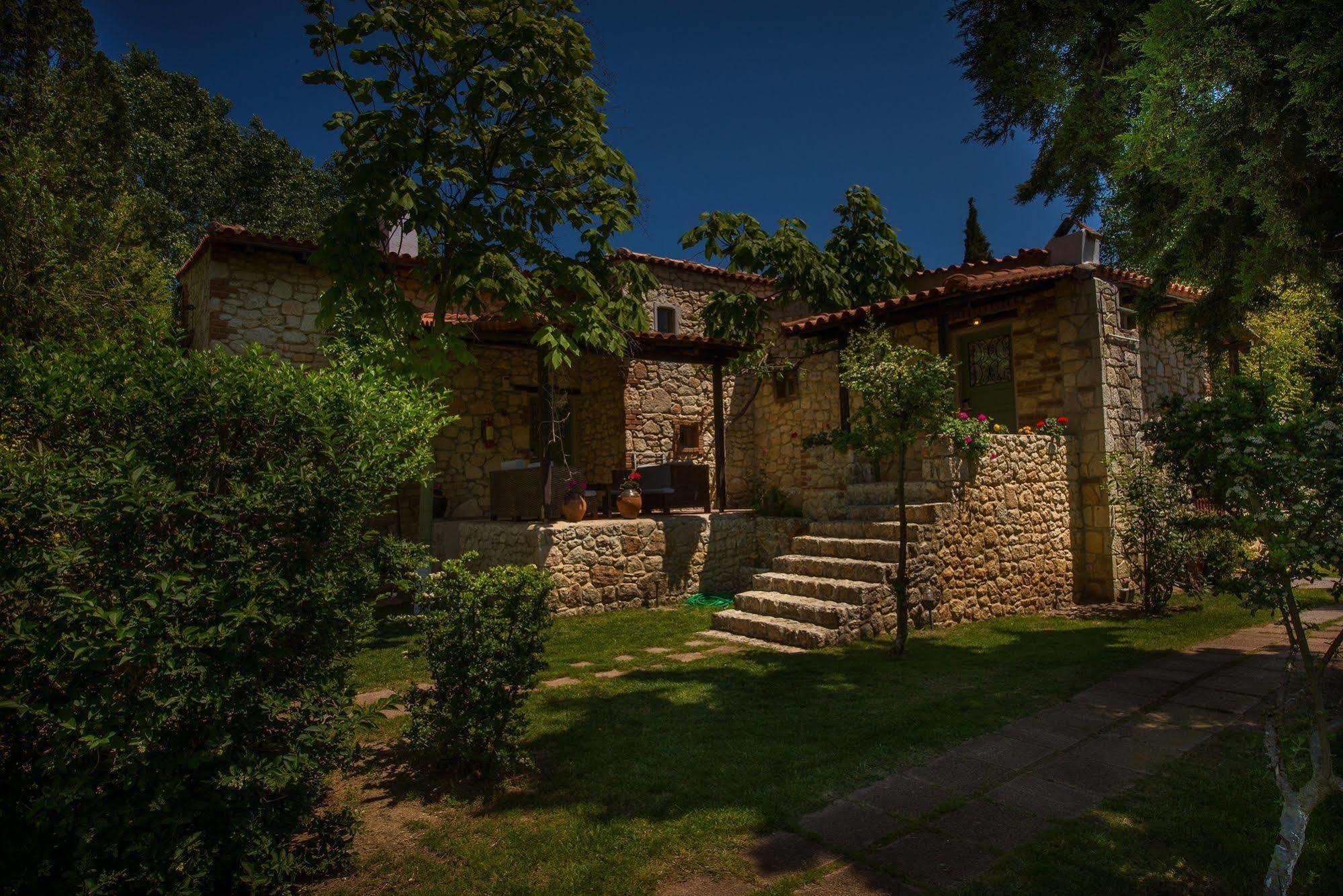 Petrino Eco Village 4*