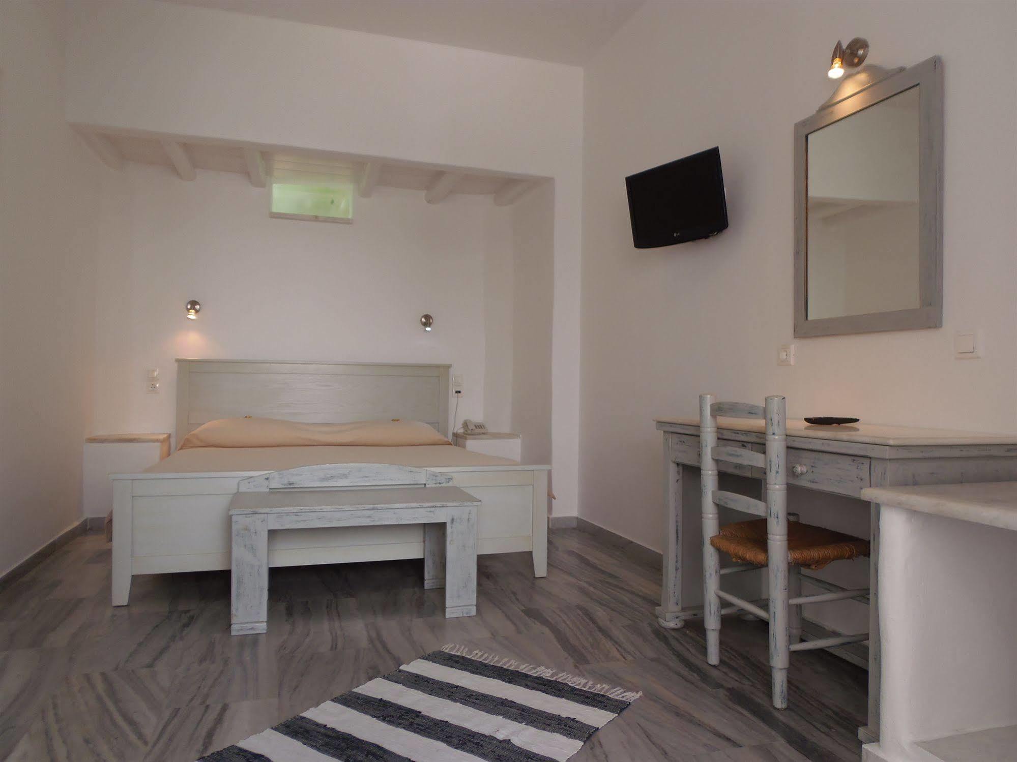 Hotel Manos Naousa (Paros)