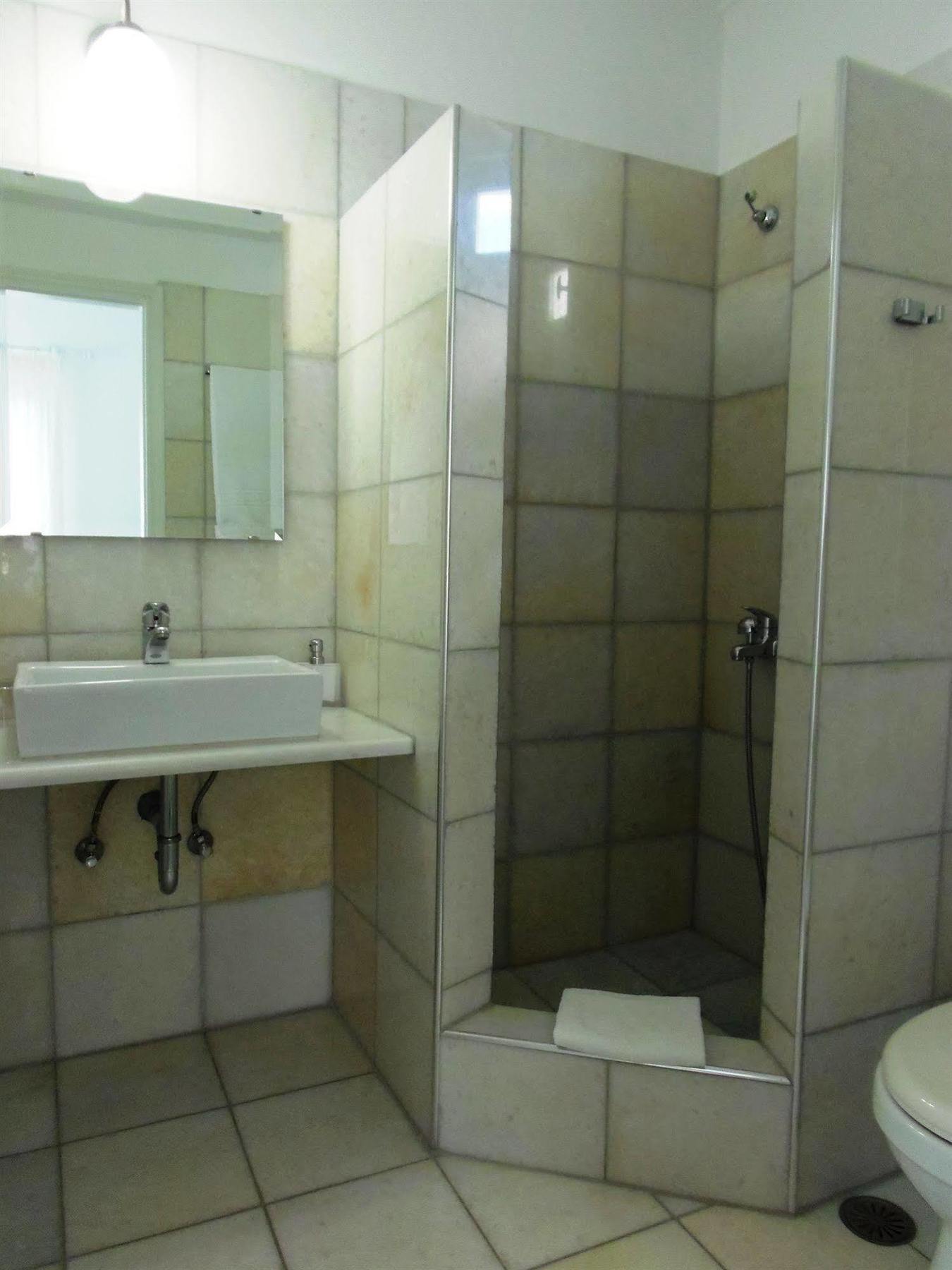 Manos Hotel 2*
