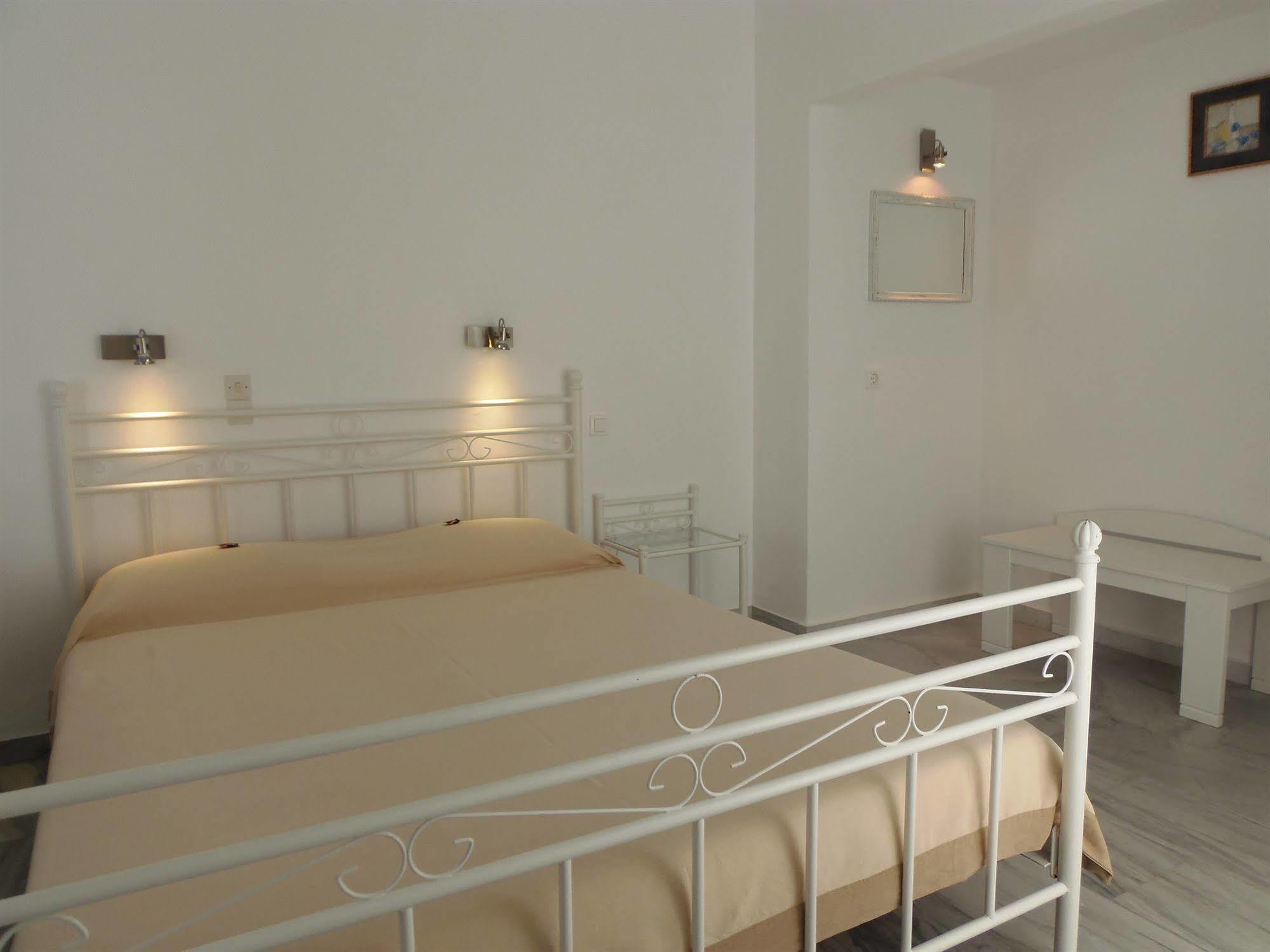 Manos Hotel 2*
