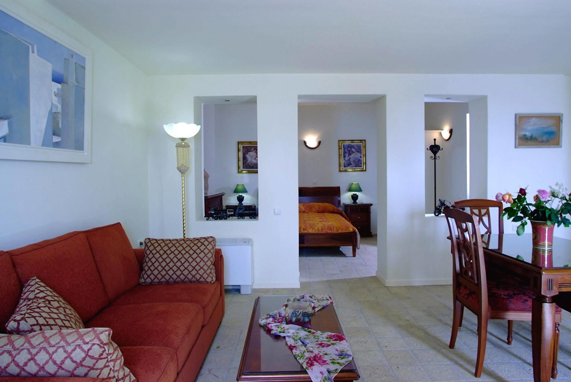Adamis Majesty 3* Fira (Santorini)