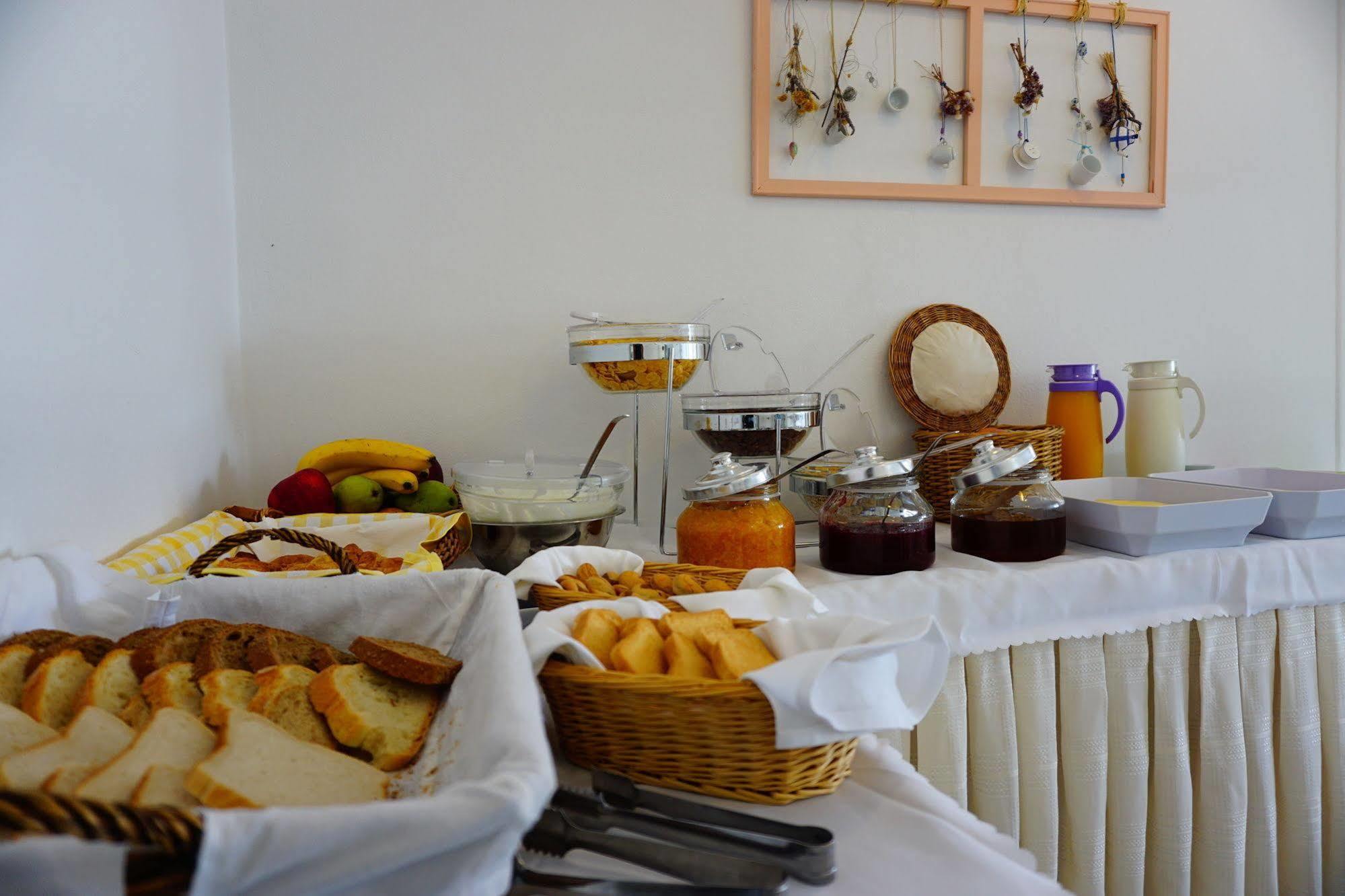 Akrotiri Hotel 3*