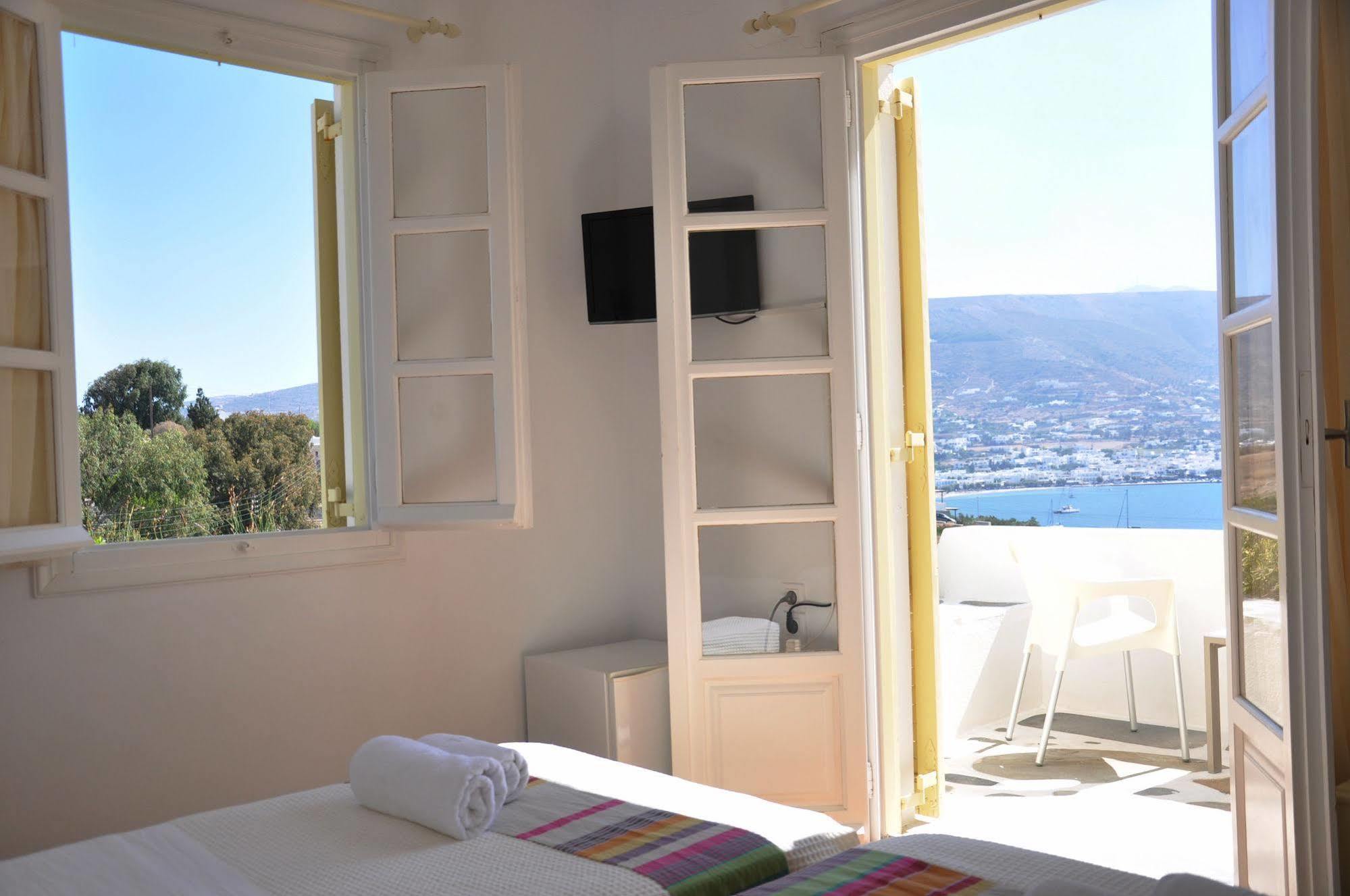 Akrotiri Hotel 3*