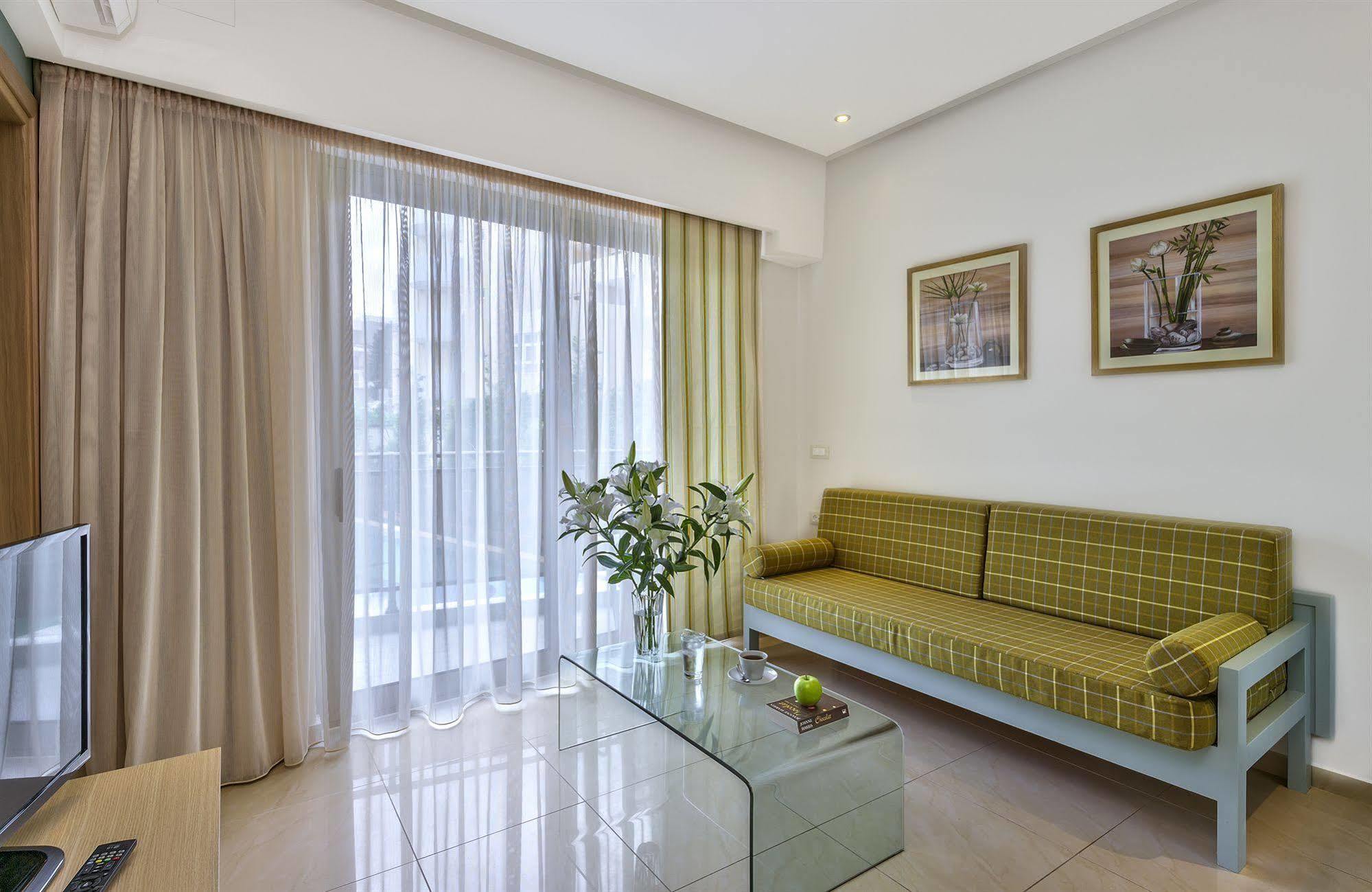 Leonidas & Aparthotel 3*