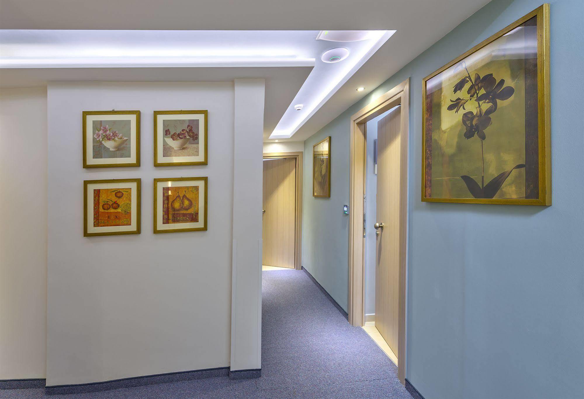 Leonidas & Aparthotel 3*