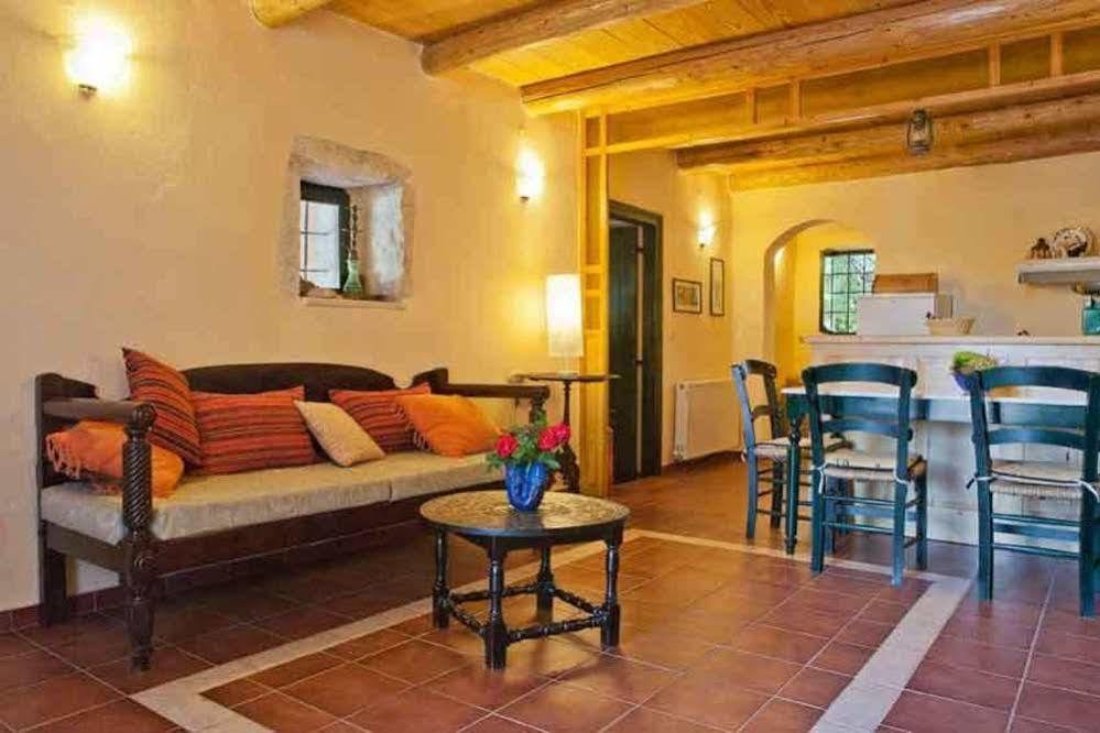 Agathes Traditional Houses 2*