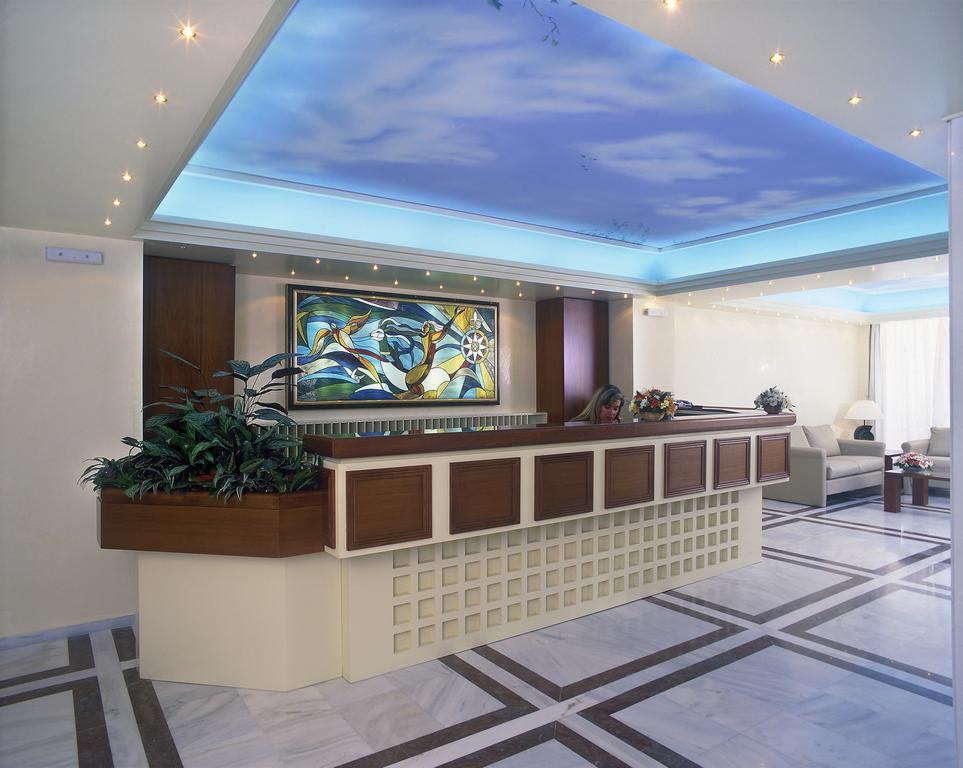 Hotel Plaza Vouliagmeni Strand 4*