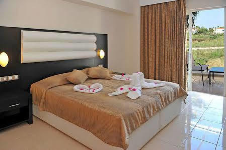 Cavo D' Oro Aparthotel 3*