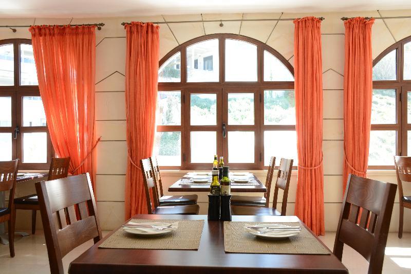 Hotel Macaris &