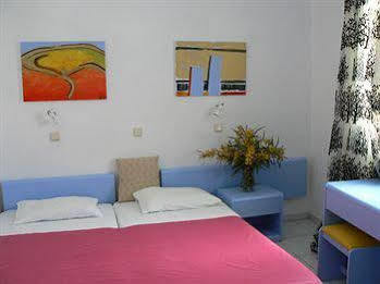 Three Harites Aparthotel Perissa (Santorini)