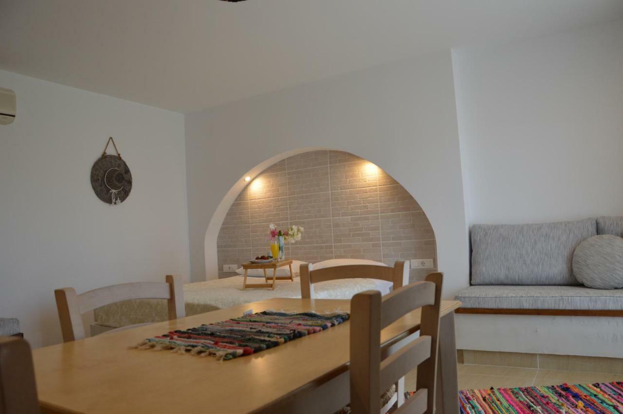 Kostas Studios *