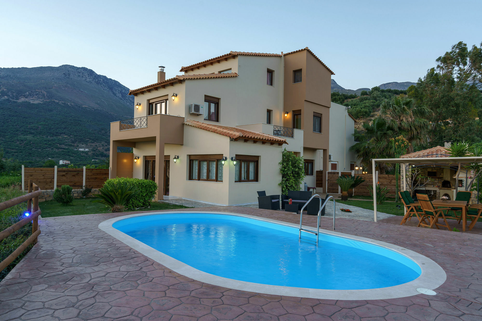 Villa Family Ellis With Private Pool 200m To The Walking Distance To The Amenities