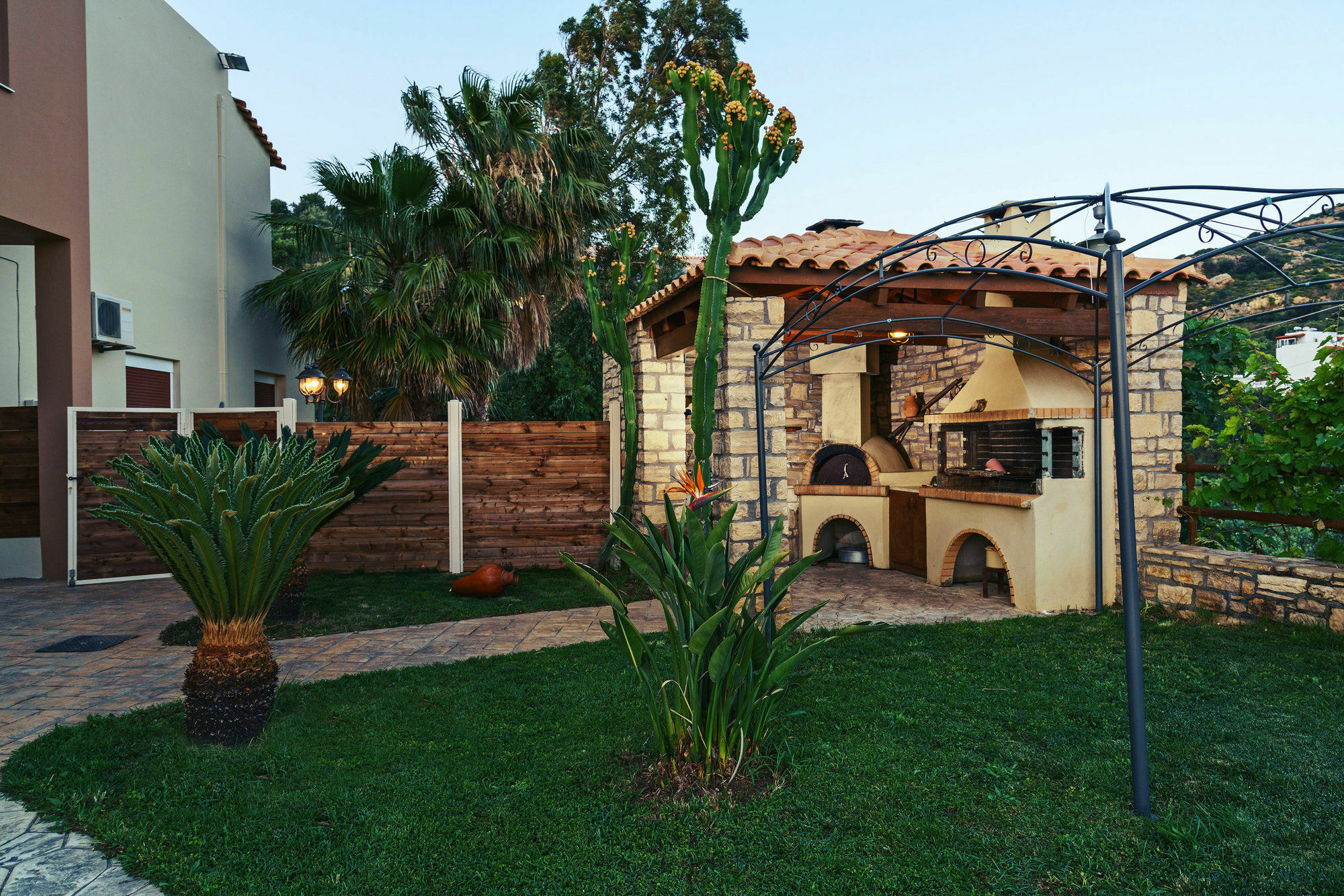 Villa Family Ellis With Private Pool 200m To The Walking Distance To The Amenities