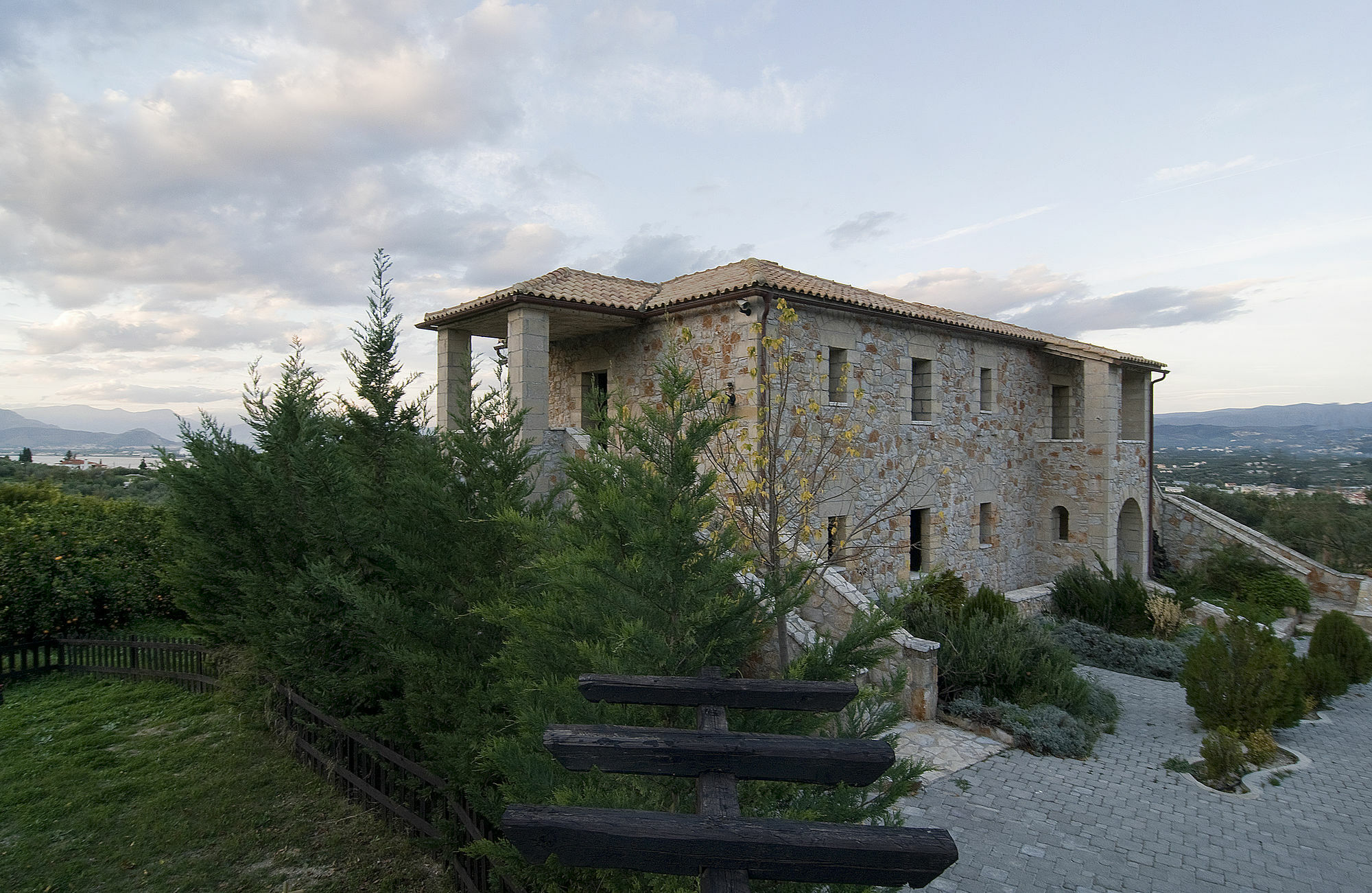 Klymeni Traditional Homes Apartment