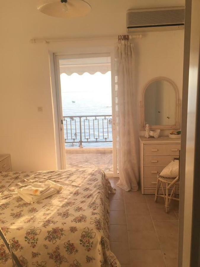 Seafront Maisonette In Holiday home