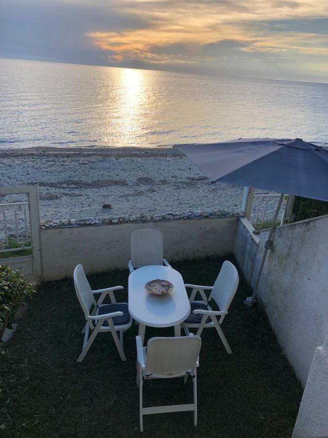 Seafront Maisonette In Holiday home *