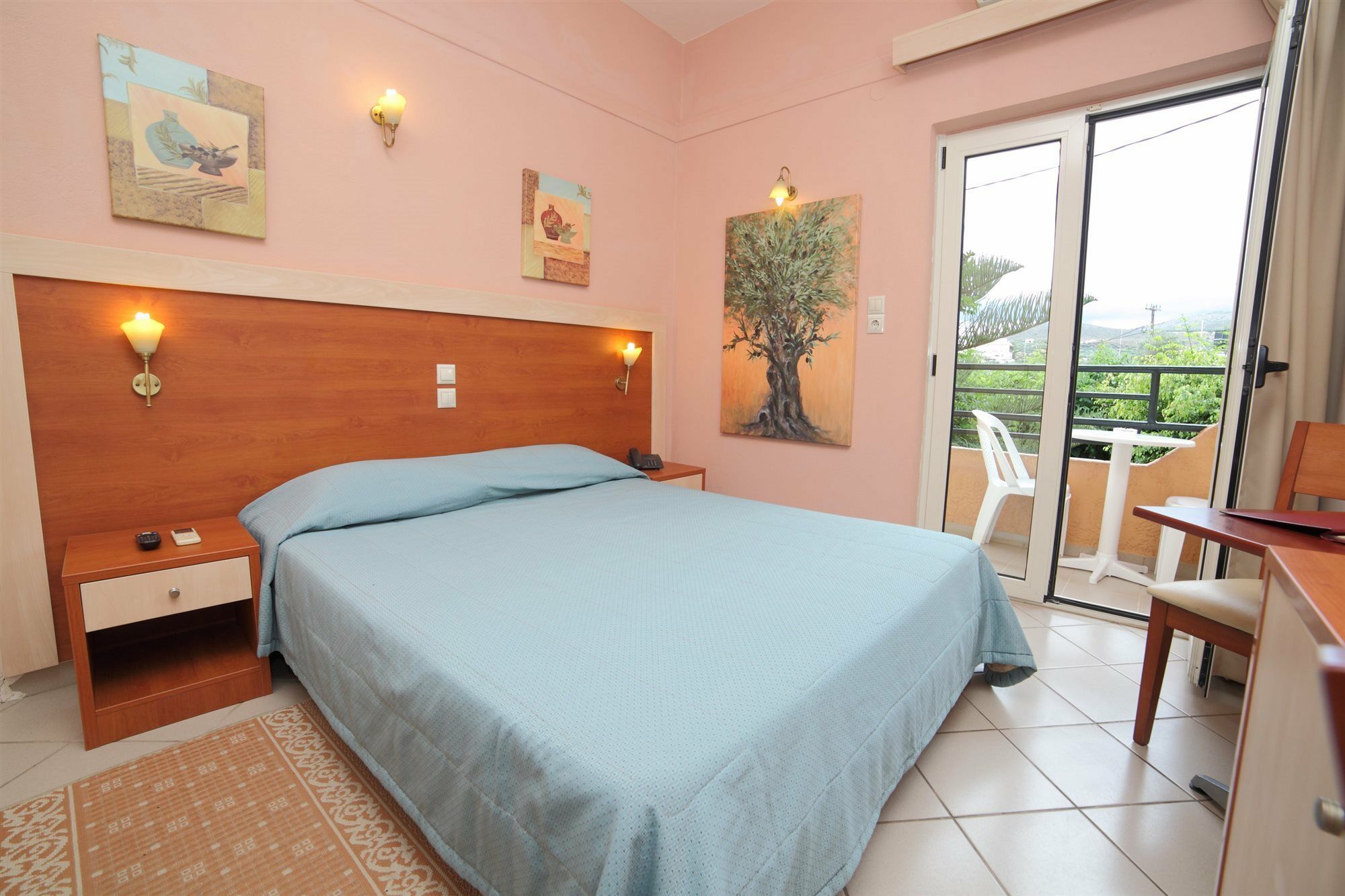 Erato Hotel 3*