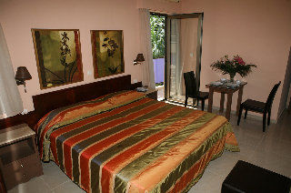 Leonidas & Aparthotel 3*