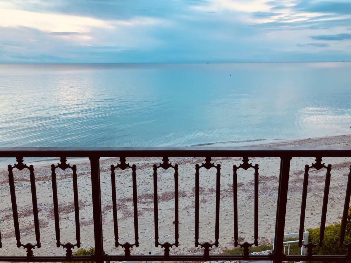 Seafront Maisonette In Holiday home