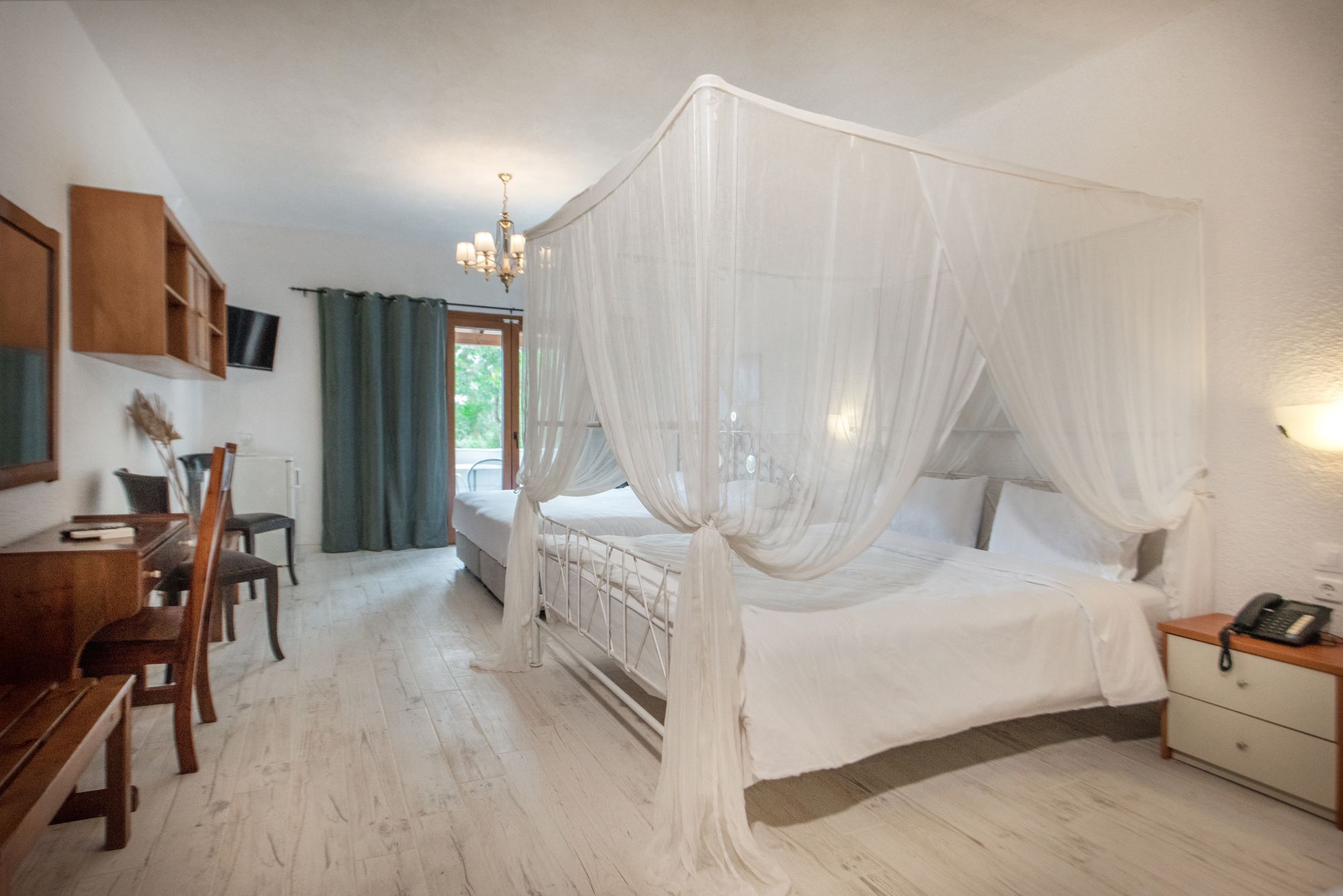 Leandros Hotel 3*