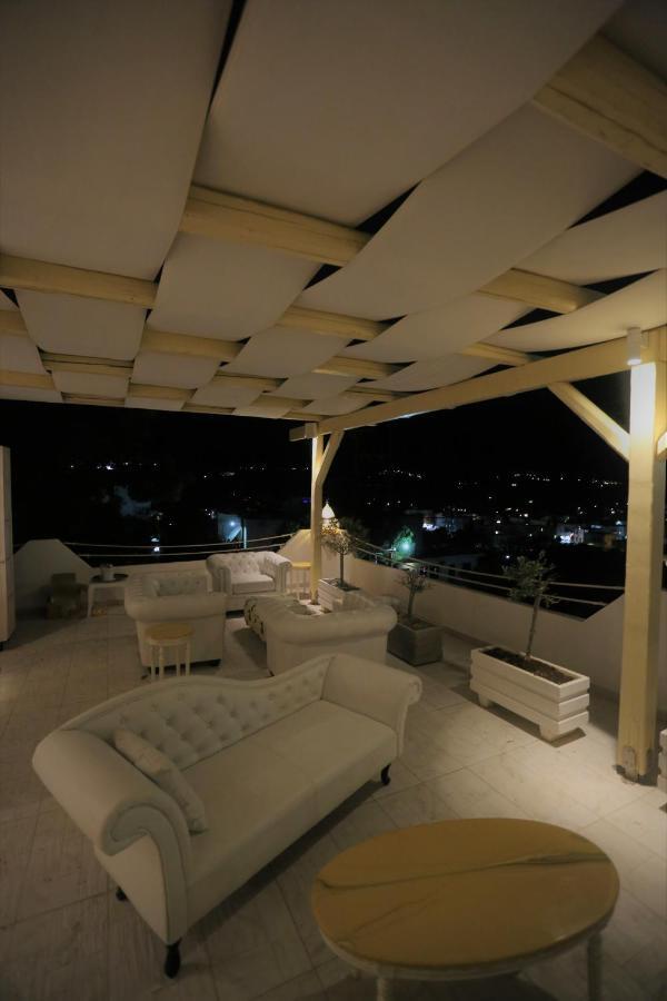 The White Bed & Breakfast Adamantas (Milos)