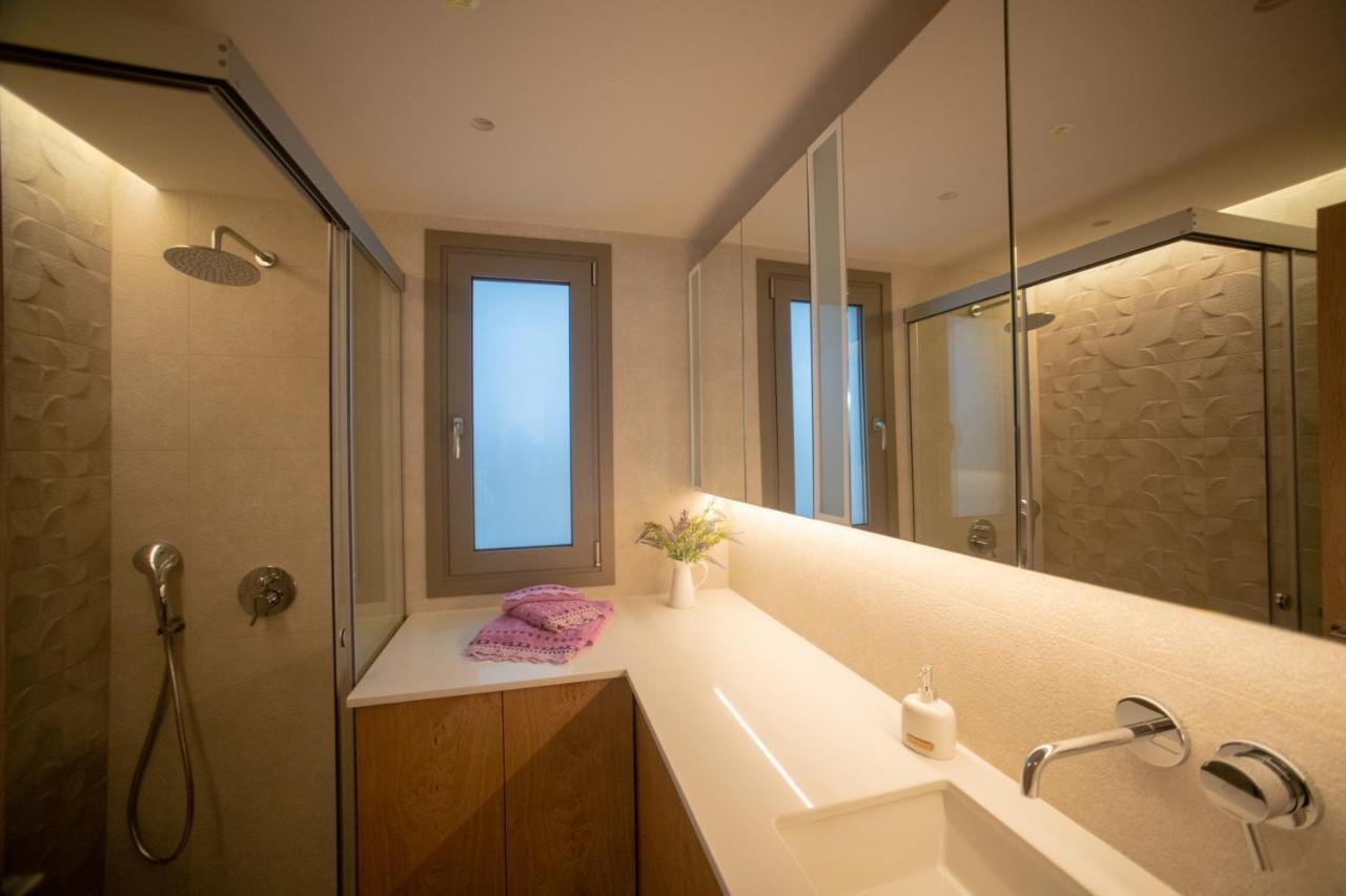 Lenico Seafront Villa *