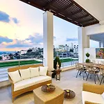 Spacious Mint Luxury Villa Access To Private Beach