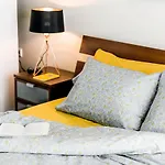 B12 New & Modern Seafront Apartment
