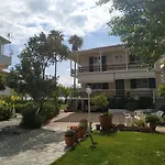 Two Palm Trees Apartment