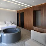 Rose N Stone, Queen, Luxury Houses