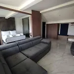 V Luxury Suites